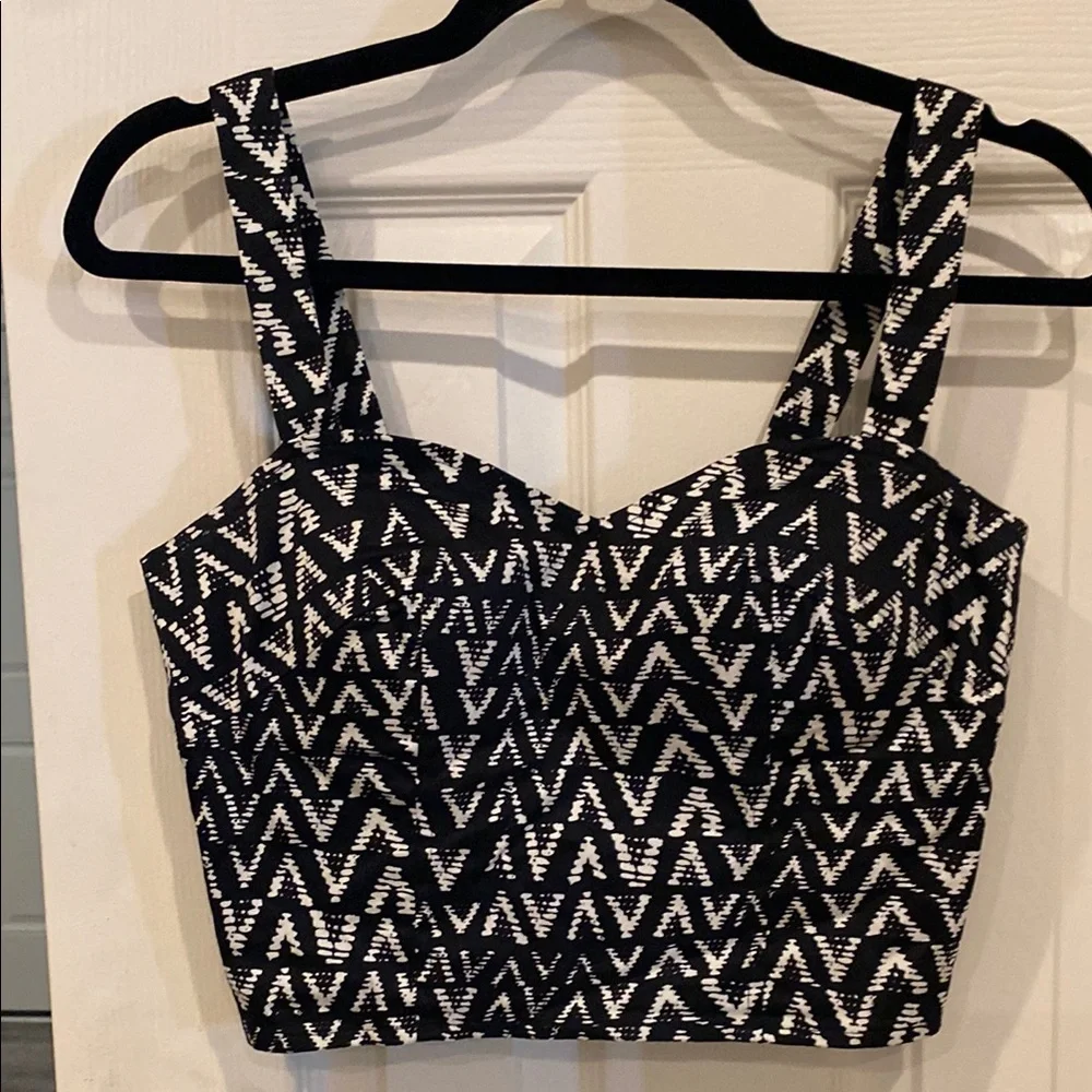 Chic Black and White Patterned Crop Top - Picture 1 of 7